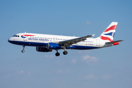 Avi&oacute;n de l&iacute;nea Airbus A320 de la aerol&iacute;nea British Airways aterrizando en el aeropuerto de Lisboa con matr&iacute;cula G-EUYD.