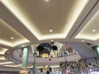 Naklejka premium Bright interior Trafford Centre mall atrium in Manchester with festive decorations, shoppers and elegant arches
