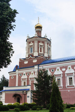 Solotcha is an exclave district of Ryazan on the high sandy bank of a forest river, surrounded by coniferous Meshchera forests with architectural and natural monuments.