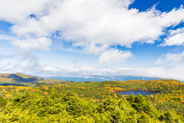 日本の風景・秋　長野県佐久穂町　紅葉の北八ヶ岳　高見石からの眺望