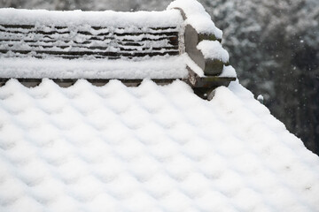 瓦屋根に積もった雪