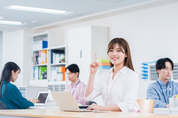 Obraz premium オフィスで仕事をするビジネスマン。