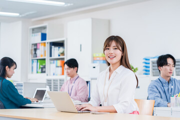 Obraz premium オフィスで仕事をするビジネスマン。