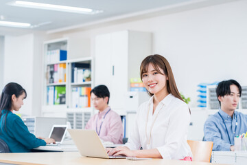 Obraz premium オフィスで仕事をするビジネスマン。