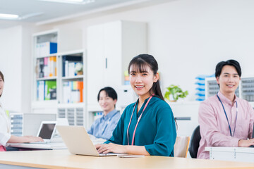 Fototapeta premium オフィスで働くビジネスマン。