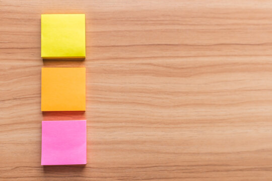 POSTS O NOTAS ORDENADAS  EN VERTICAL SOBRE UNA MESA