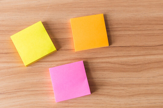 POSTS O NOTAS EN BLANCO DE 3 COLORES SOBRE UNA MESA