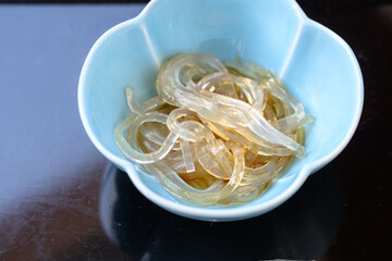 静岡県伊豆名物　三杯酢で食べる透明なところてんと緑茶