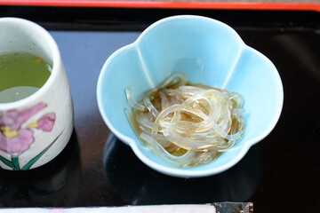 静岡県伊豆名物　三杯酢で食べる透明なところてんと緑茶