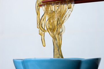 箸で持ち上げた透明なところてん　伊豆名物の天草グルメ