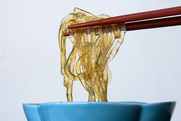 箸で持ち上げた透明なところてん　伊豆名物の天草グルメ