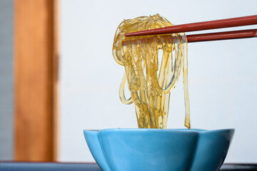 箸で持ち上げた透明なところてん　伊豆名物の天草グルメ