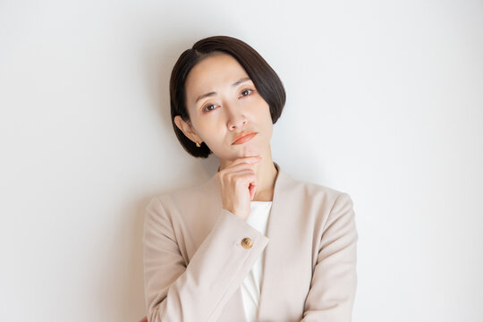 考えるミドルビジネスウーマン　