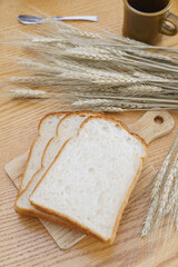 山型の食パンとコーヒーと小麦の穂