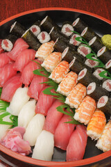 寿司桶に入った寿司｜まぐろ・イカ・エビ・鉄火巻