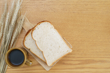 山型の食パンとコーヒーと小麦の穂