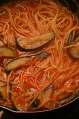 調理中の茄子とツナのトマトソースパスタ