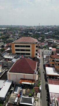 Aerial view of the ITS PKU Solo campus building with its modern architecture standing amid urban surroundings, blending educational facilities with the city landscape and greenery.