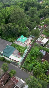 Makam Leluhur Nraŋ Kusumo in Magetan is a historic ancestral burial site surrounded by peaceful greenery, traditional stone structures, and serene natural landscape reflecting cultural heritage and re