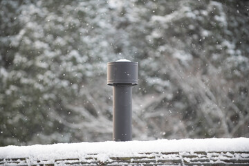 雪が積もった薪ストーブの煙突