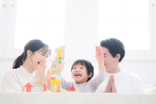 子どもの好奇心やチャレンジなどを家族で育てるイメージ　体験で非認知能力を伸ばそう！やったー！できたを褒める喜ぶ両親