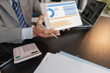 Businessman presenting ideas during an online meeting, communicating strategies and information through digital tools, representing remote collaboration and modern professional work.