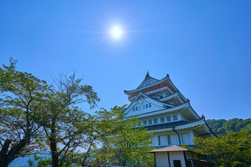 静岡県熱海市の観光スポット熱海城を逆光で見る