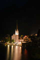 Fototapeta premium Hallstatt at Night – Illuminated Lakeside Village in the Austrian Alps