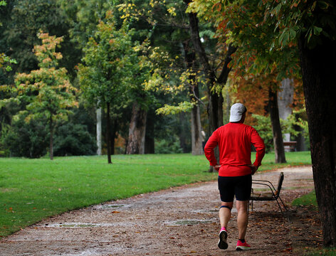 Deportista fatigado y cansado descansando y recuperando fuerzas con fatiga y cansancio tras actividad f&iacute;sica deportiva