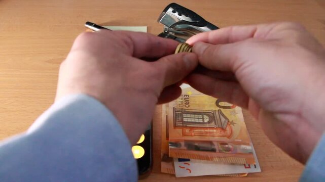 Contabilidad con dinero y calculadora