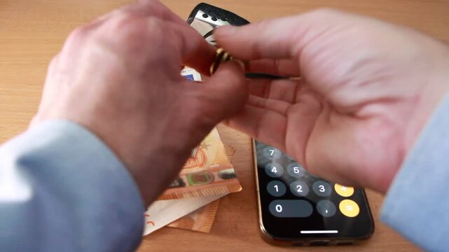 Haciendo cuentas con calculadora m&oacute;vil y dinero