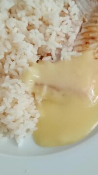 Filet de julienne accompagn&eacute; de riz et sauce hollandaise