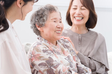 Obraz premium 笑顔の女性三世代家族