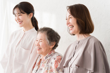 Obraz premium 笑顔の女性三世代家族