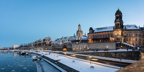 Altstadt von Dresden mit Br&uuml;hlscher Terrasse im Winter