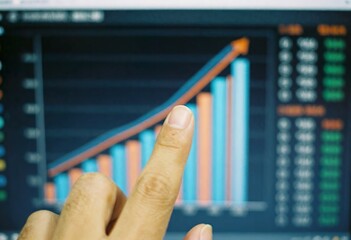 Dati e grafici dei mercati finanziari mondiali. Investitore che indica un grafico.