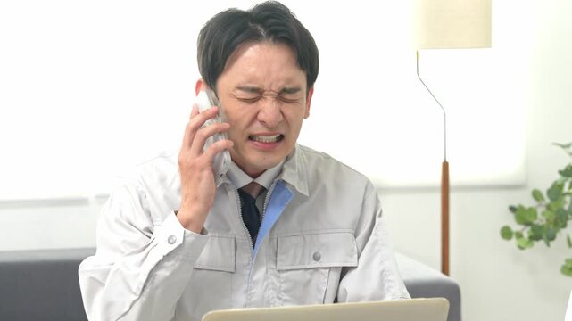 怒られる作業員