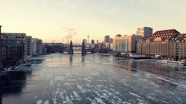 Winterzeit in Berlin, Deutschland. Oberbaumbr&uuml;cke