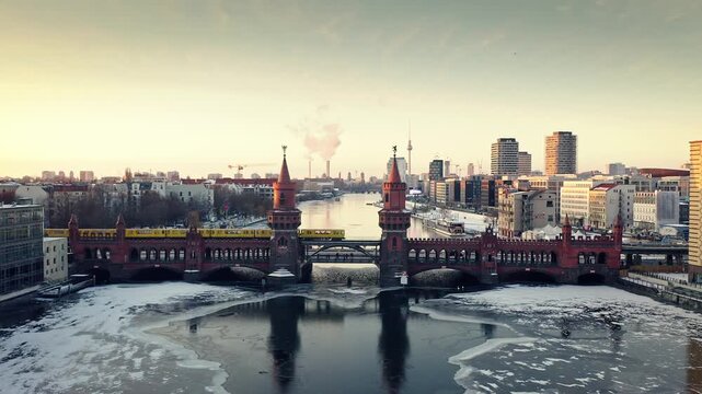 Winter in Berlin. Deutschland. Oberbaumbr&uuml;cke