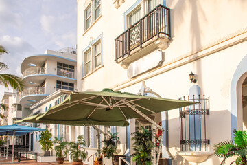 Miami  Florida   Flaniermeile Ocean Drive mit farbenfrohen Art-D&eacute;co-Geb&auml;ude