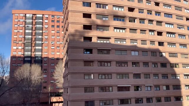 Humo de calefacci&oacute;n y chimenea contaminante con sombra en edificio alto
