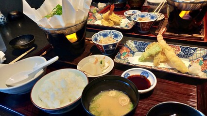 秋の豪華な和食 天ぷらと小鍋の御膳