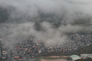 Obraz premium 雲に覆われる街