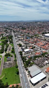 Vis&atilde;o a&eacute;rea da cidade de Suzano no Alto Tiet&ecirc;, regi&atilde;o metropolitana de S&atilde;o Paulo, mostrando &aacute;rea urbana, avenidas, resid&ecirc;ncias e crescimento imobili&aacute;rio em cidade do interior paulista.