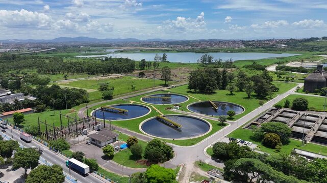 Estrutura de saneamento com tanques de lodo ativado voltados ao tratamento de esgoto, refor&ccedil;ando pr&aacute;ticas de engenharia ambiental, gest&atilde;o h&iacute;drica e prote&ccedil;&atilde;o do meio ambiente.
