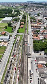 Paisagem urbana do bairro de Jundiapeba em Mogi das Cruzes evidencia a combina&ccedil;&atilde;o de &aacute;reas residenciais, com&eacute;rcio local e infraestrutura vi&aacute;ria no contexto do Alto Tiet&ecirc;.
