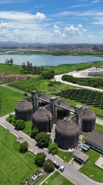 Vis&atilde;o a&eacute;rea de tanque anaer&oacute;bio utilizado no tratamento de efluentes industriais, evidenciando processo biol&oacute;gico sem oxig&ecirc;nio, controle ambiental e infraestrutura de saneamento.