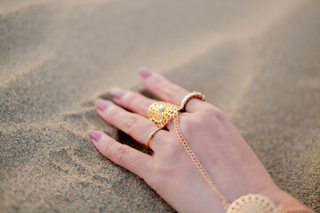 砂漠の上の女性の手