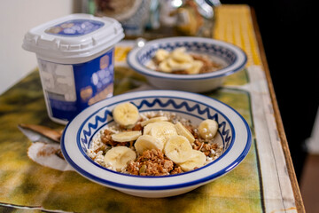 シリアルにバナナとヨーグルトの朝食
