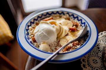 シリアルやキヌアやバナナの朝食